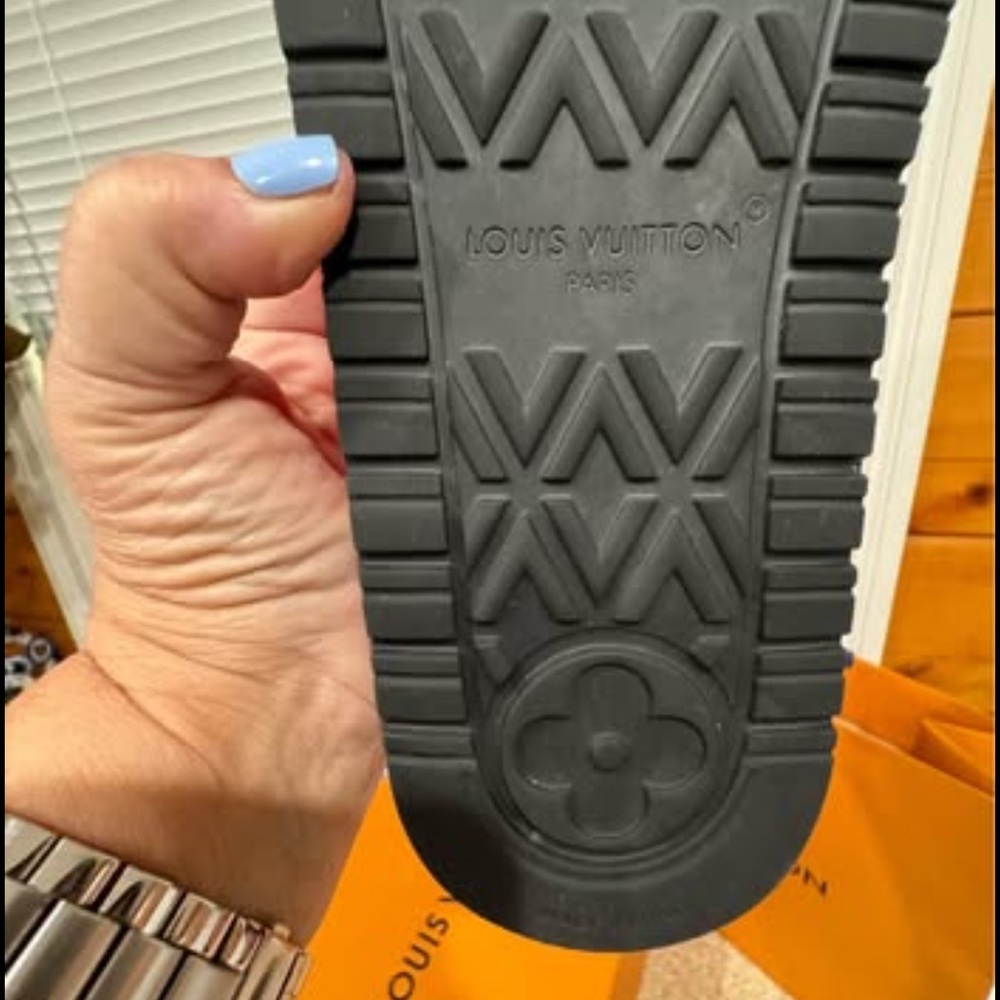 Louis Vuitton Black Rubber Sole Slide - Picture 14 of 17